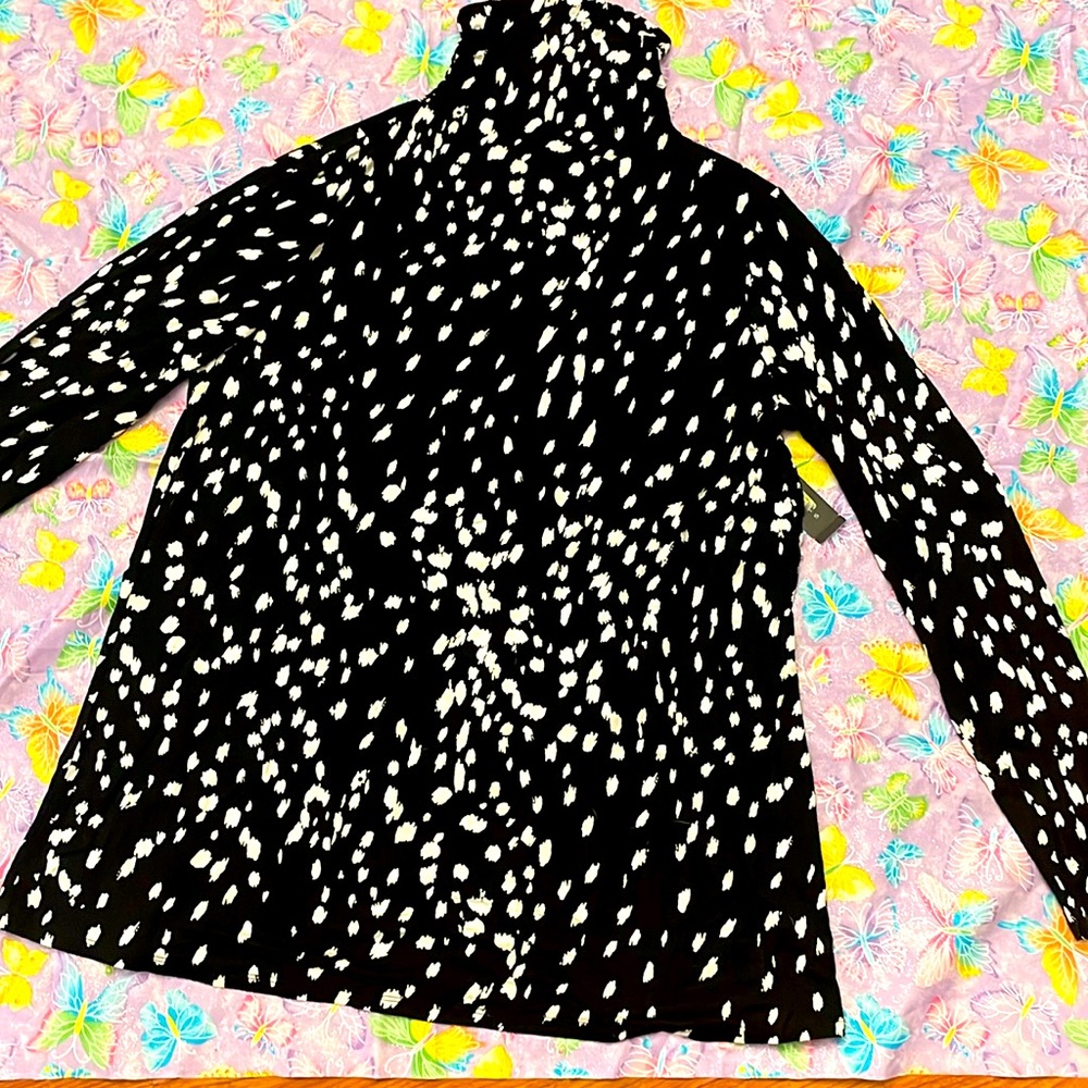 Nice black and white turtle neck size:large brand:investment
